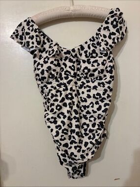 NWT Leopard Print One-Piece Swimsuit Fully lined with ruffled sleeves.  Medium.